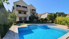 Golden Palm Apartments with Swimming pool
